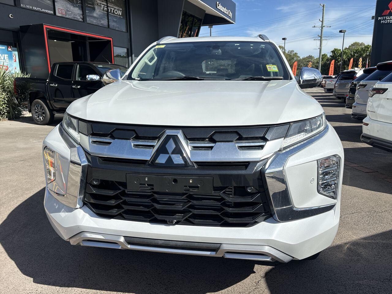 2025 Mitsubishi Outlander image