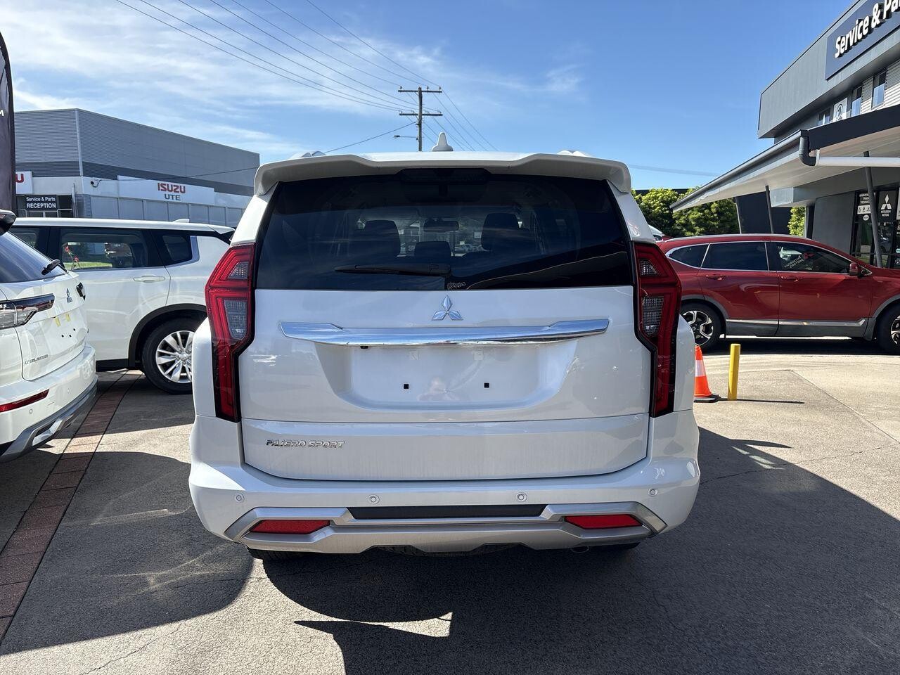 2025 Mitsubishi Outlander image