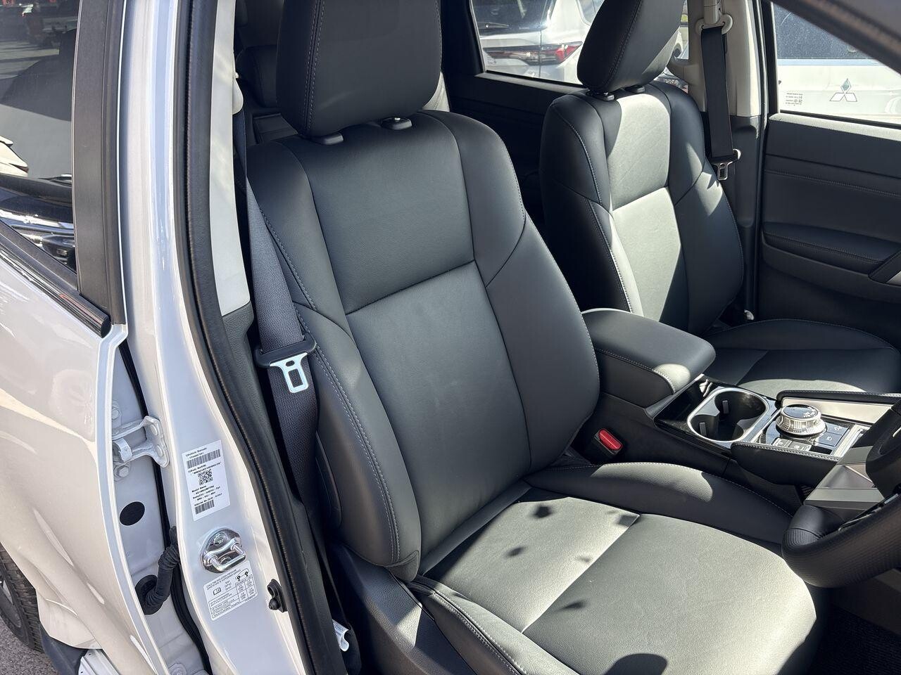 2025 Mitsubishi Outlander image