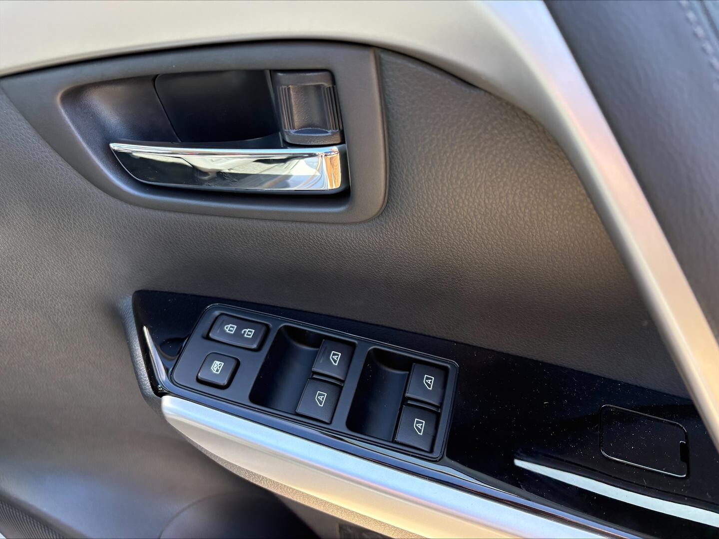 2025 Mitsubishi Outlander image