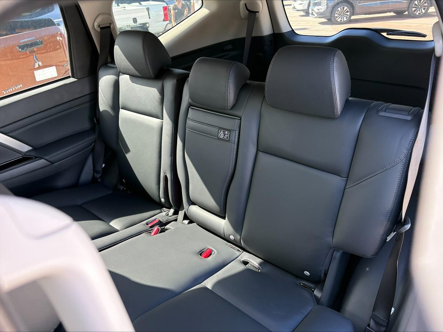 2025 Mitsubishi Outlander image