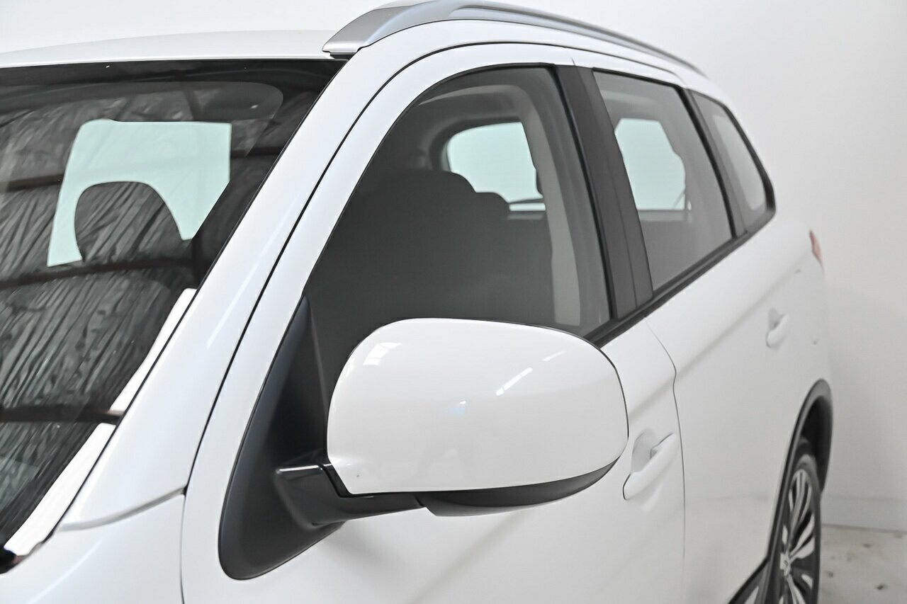 2018 Mitsubishi Outlander image