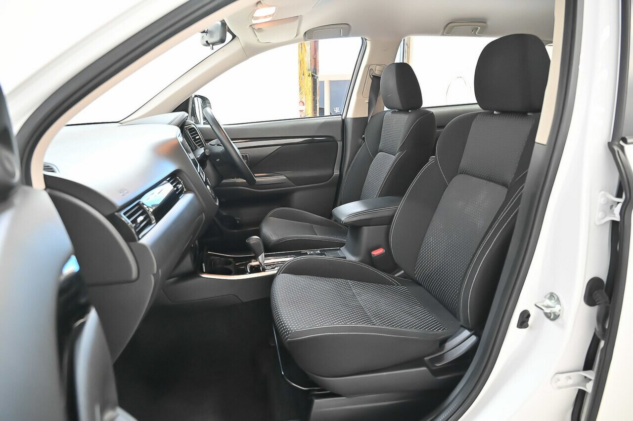 2018 Mitsubishi Outlander image