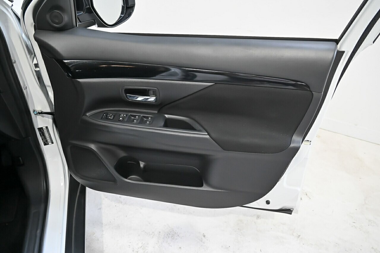 2018 Mitsubishi Outlander image