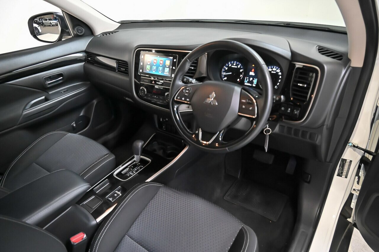 2018 Mitsubishi Outlander image
