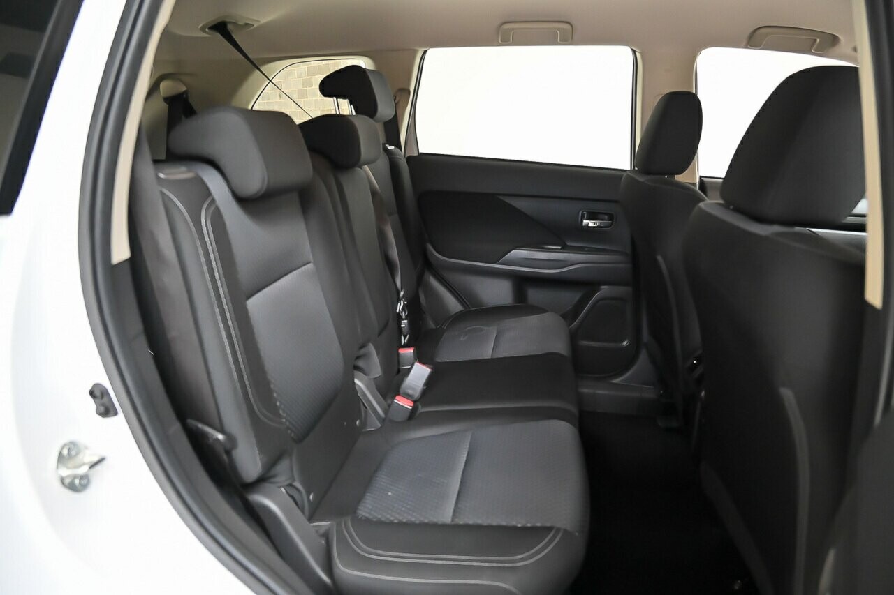 2018 Mitsubishi Outlander image