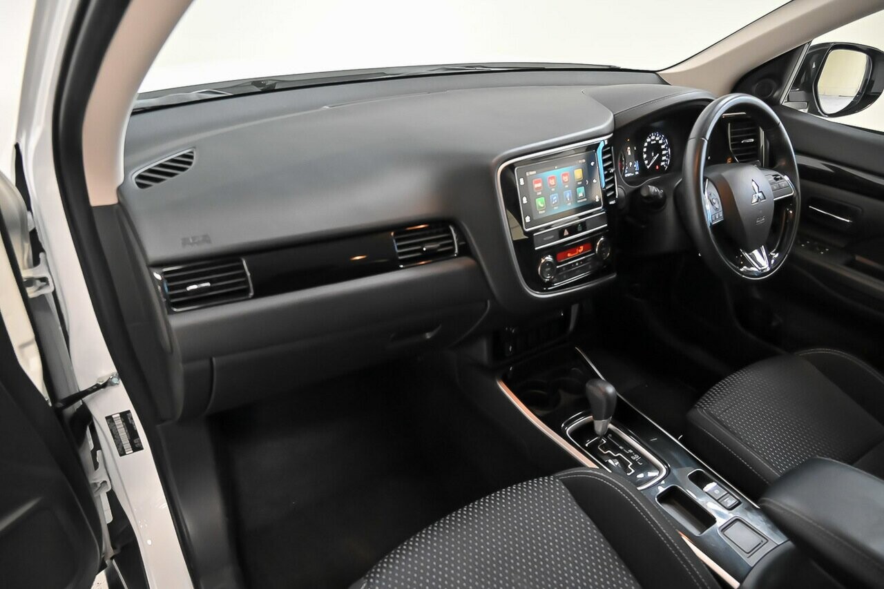 2018 Mitsubishi Outlander image