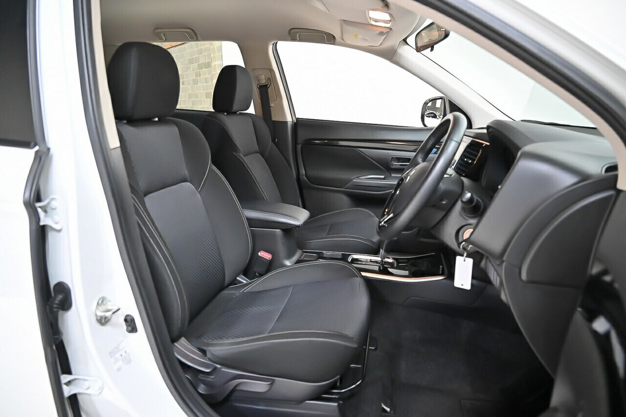 2018 Mitsubishi Outlander image