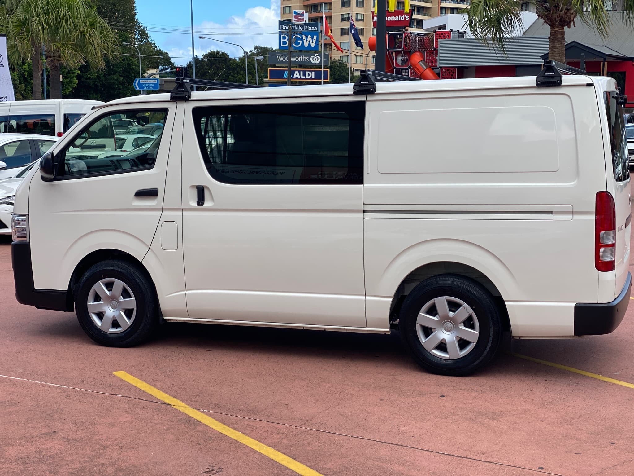 2017 Toyota Hiace image