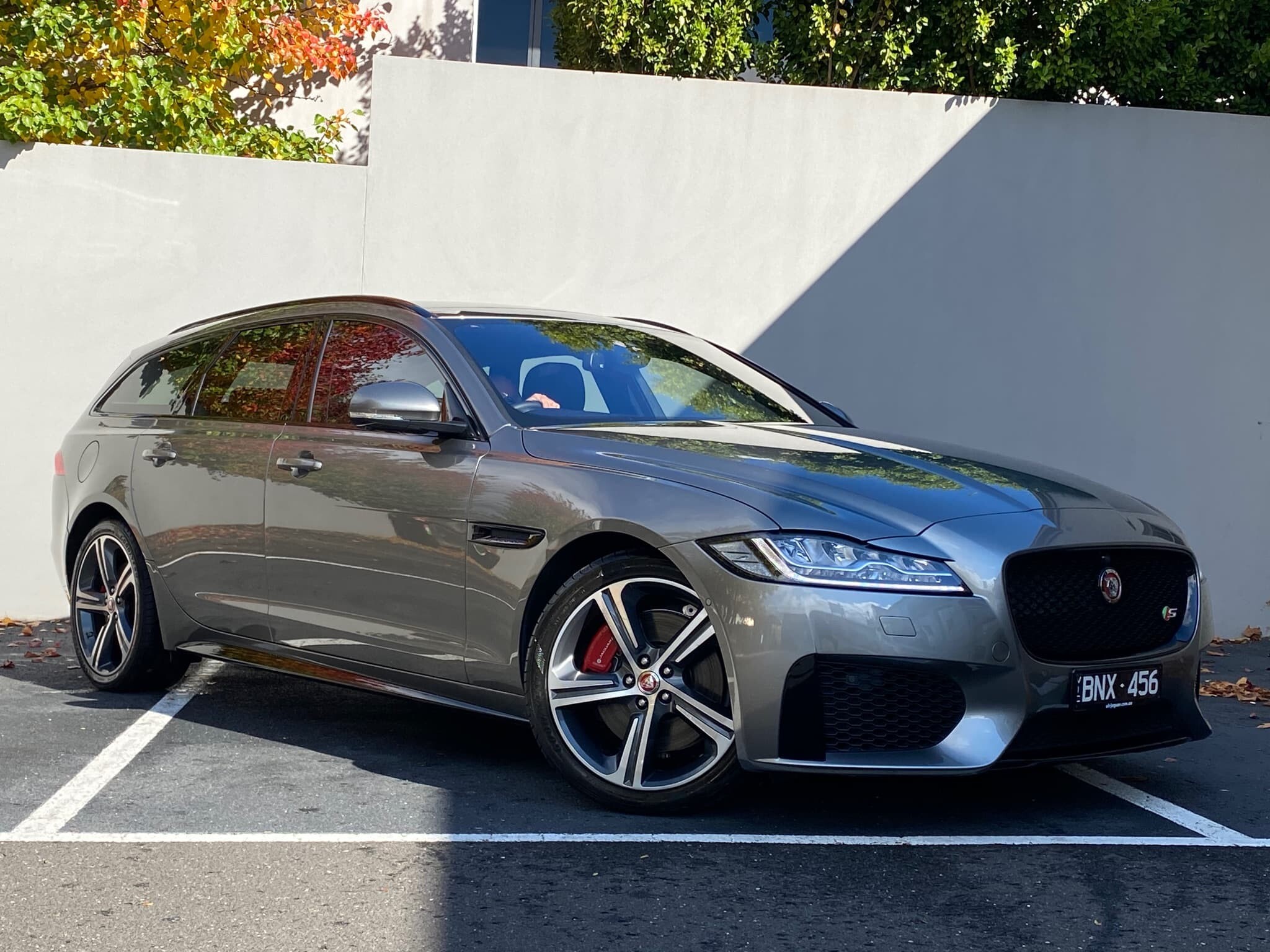 2018 Jaguar XF image