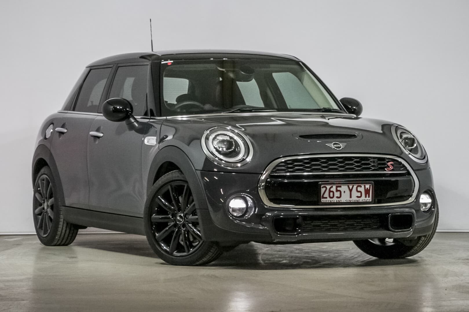 2018 MINI Hatch image