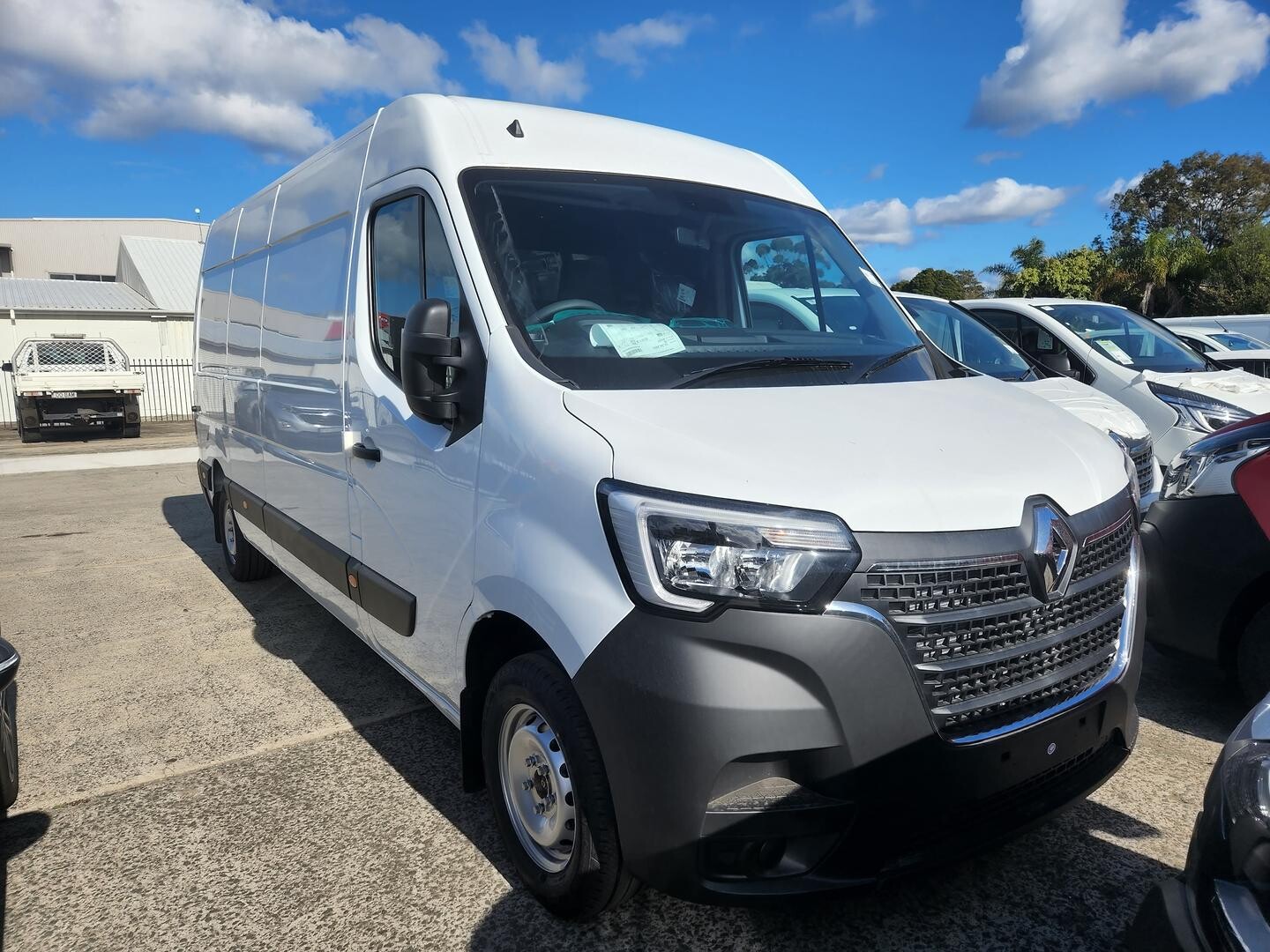 2022 Renault Master image