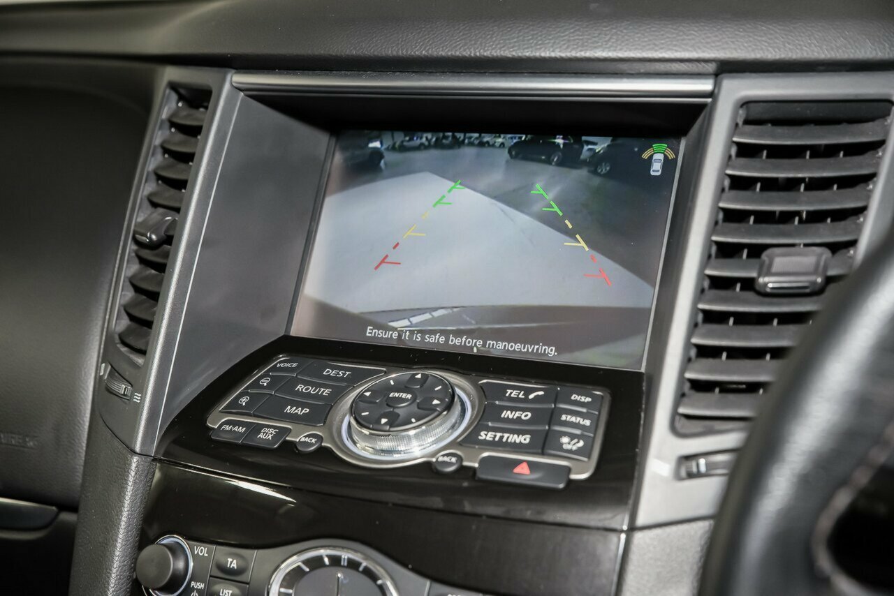 2017 Infiniti QX70 image