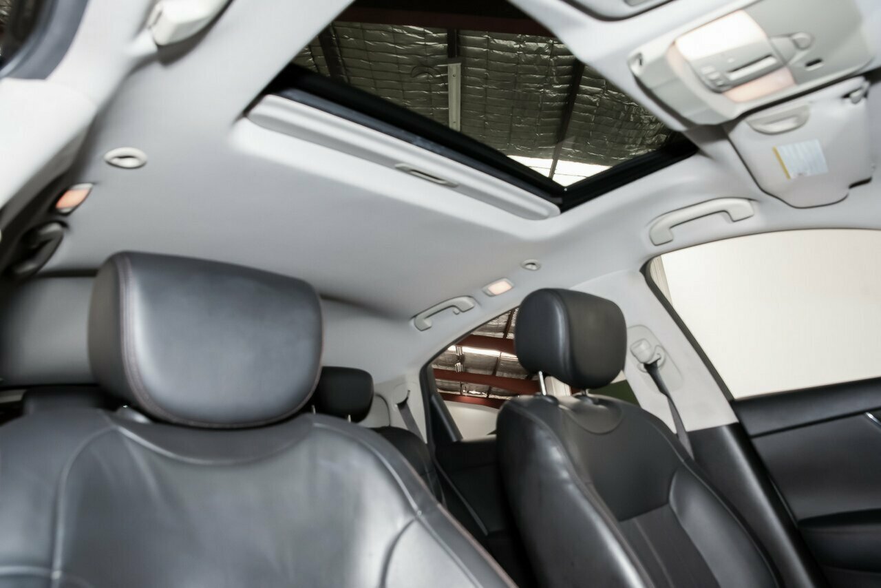 2017 Infiniti QX70 image