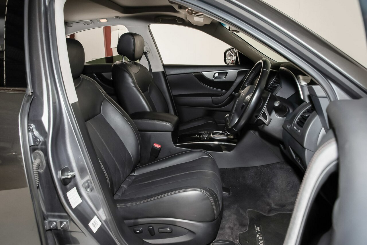 2017 Infiniti QX70 image