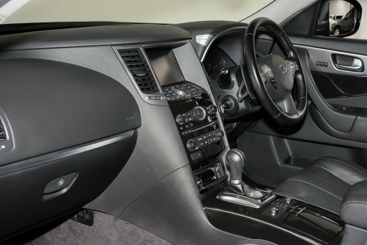 2017 Infiniti QX70 image