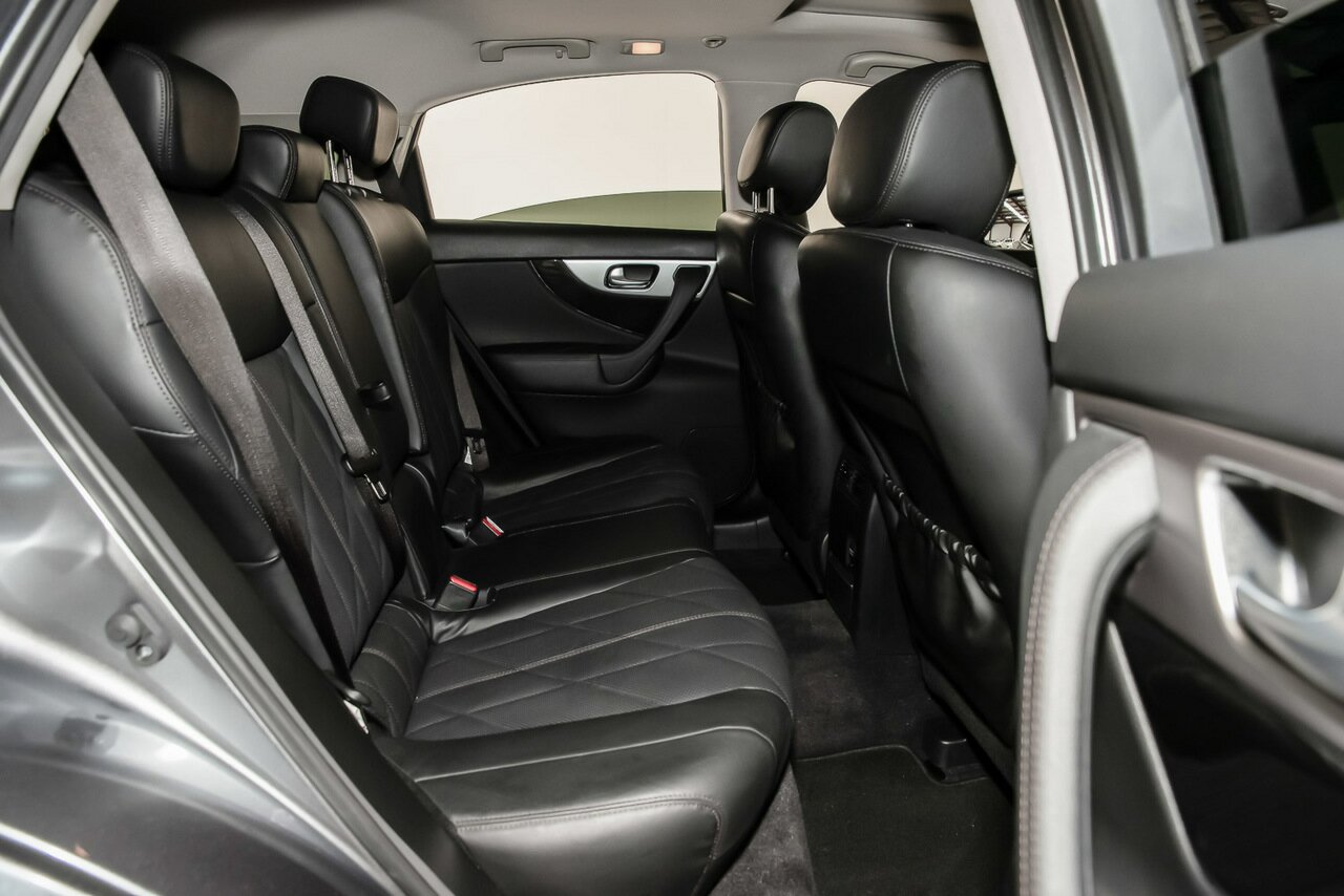 2017 Infiniti QX70 image
