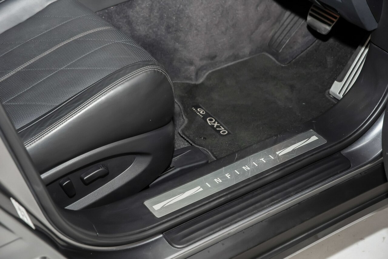 2017 Infiniti QX70 image