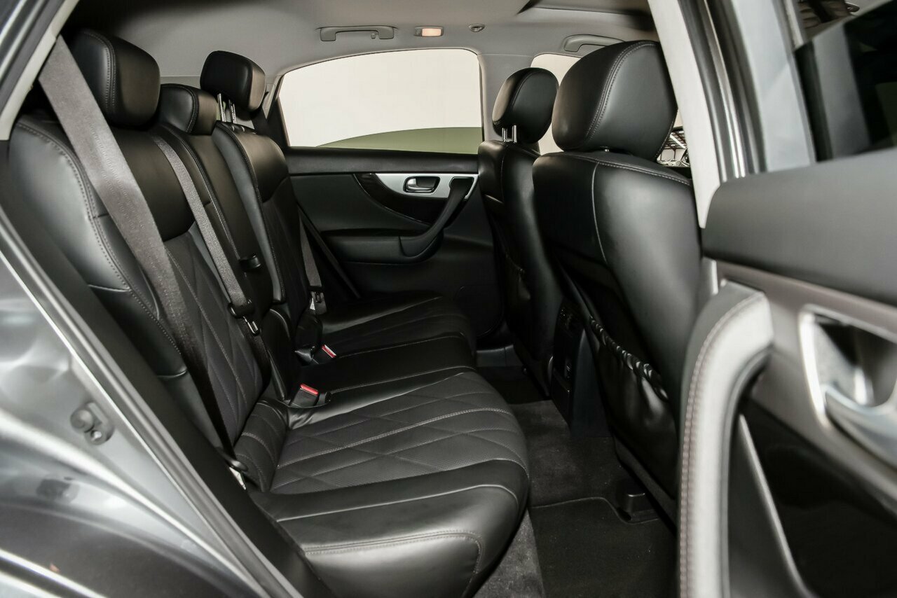 2017 Infiniti QX70 image