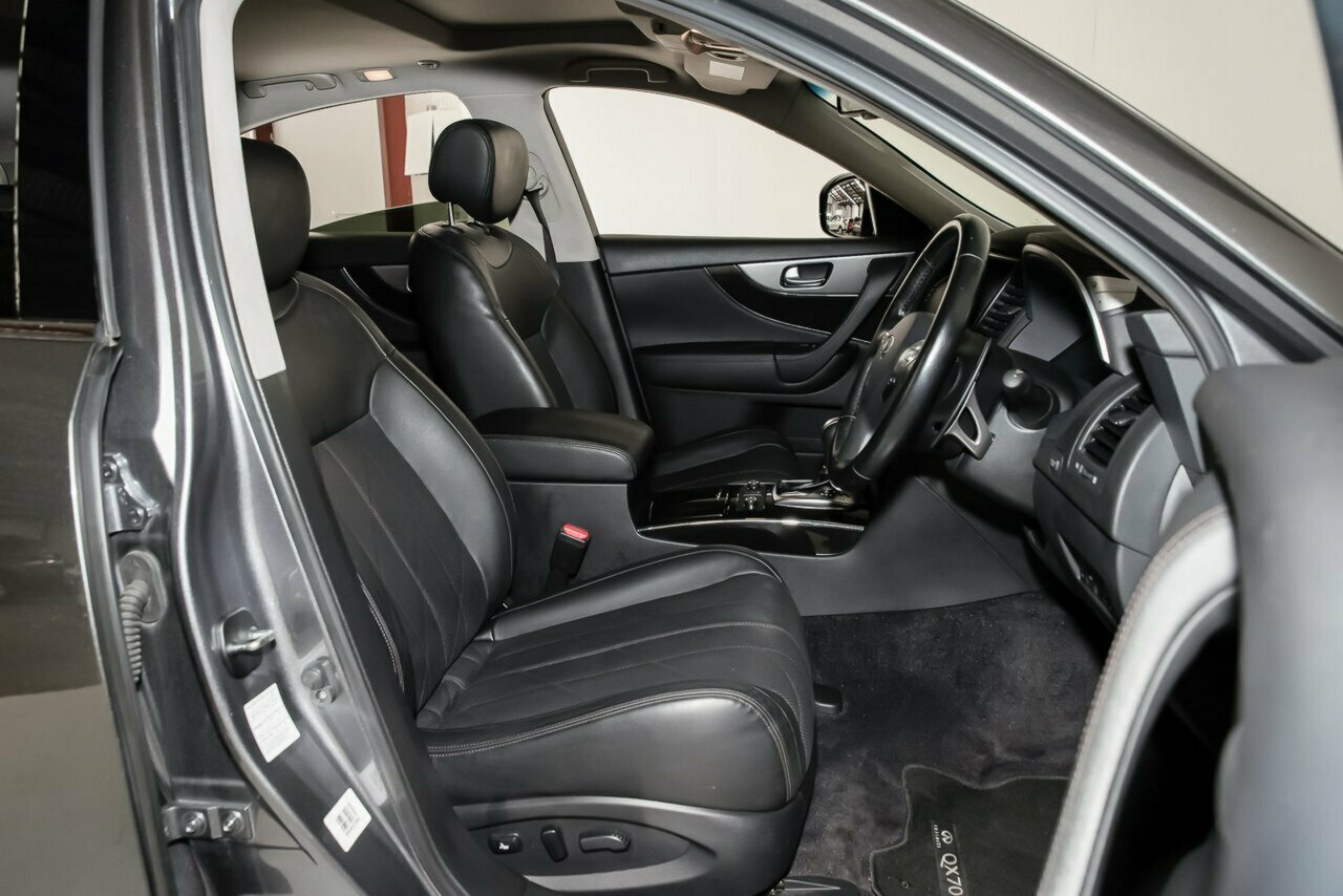 2017 Infiniti QX70 image