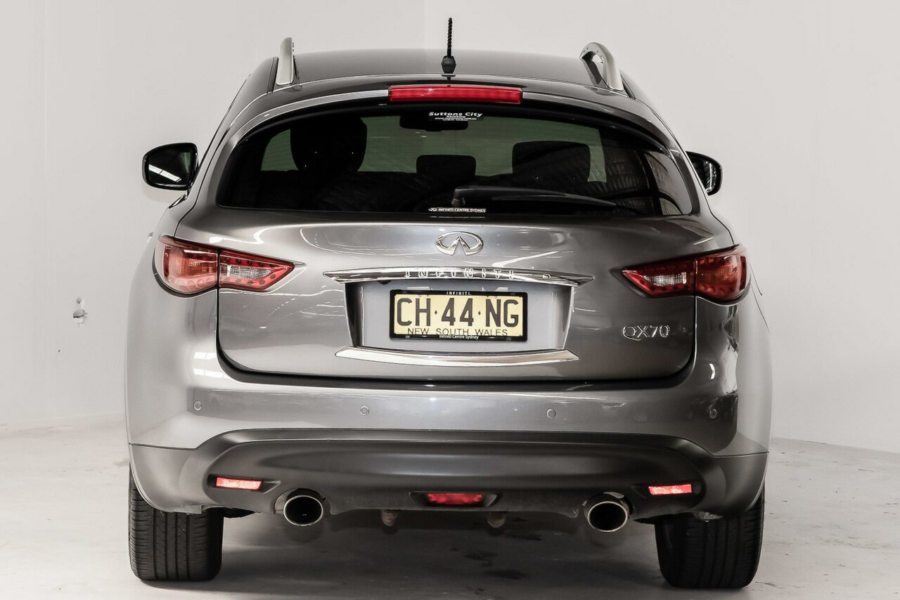 2017 Infiniti QX70 image