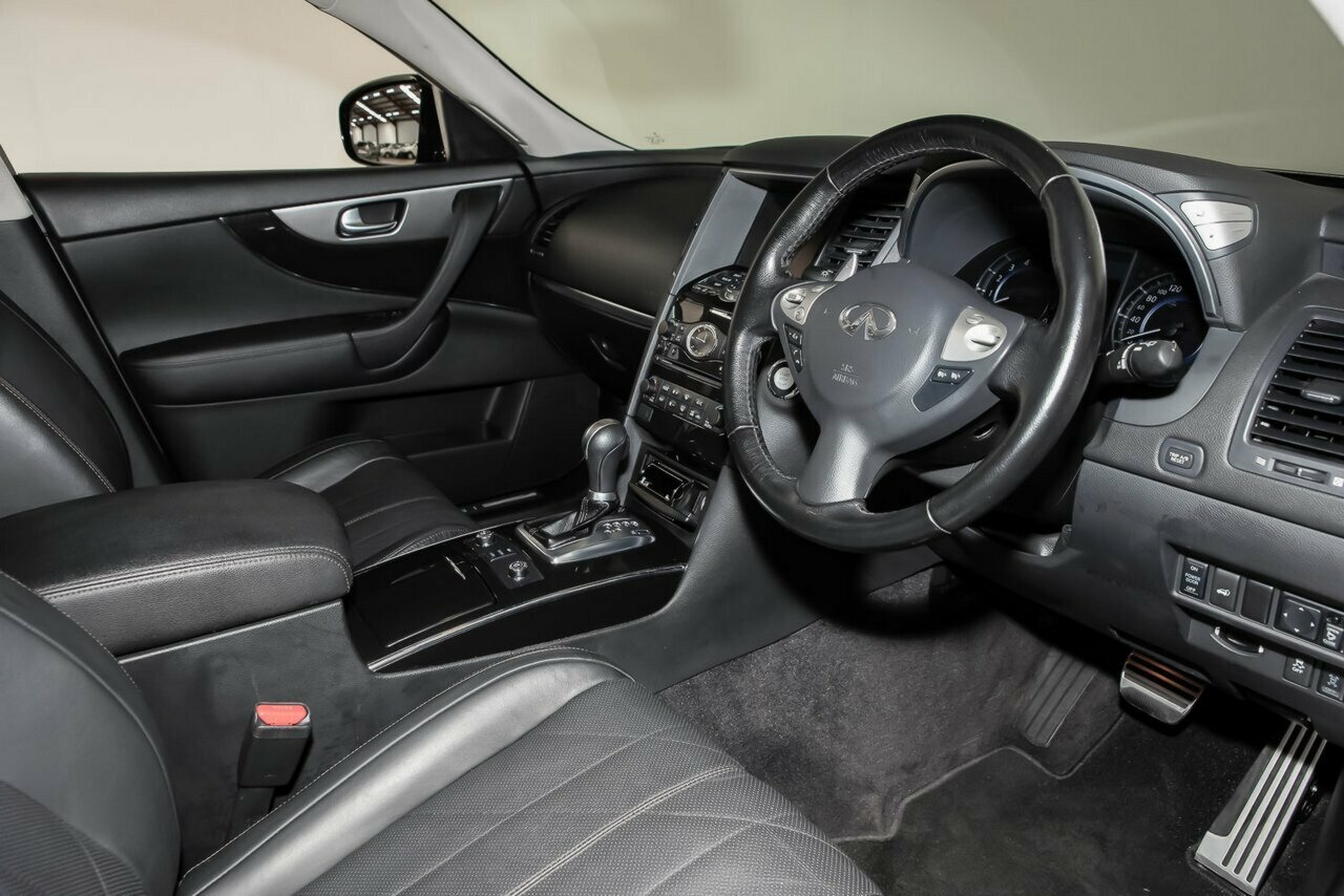 2017 Infiniti QX70 image