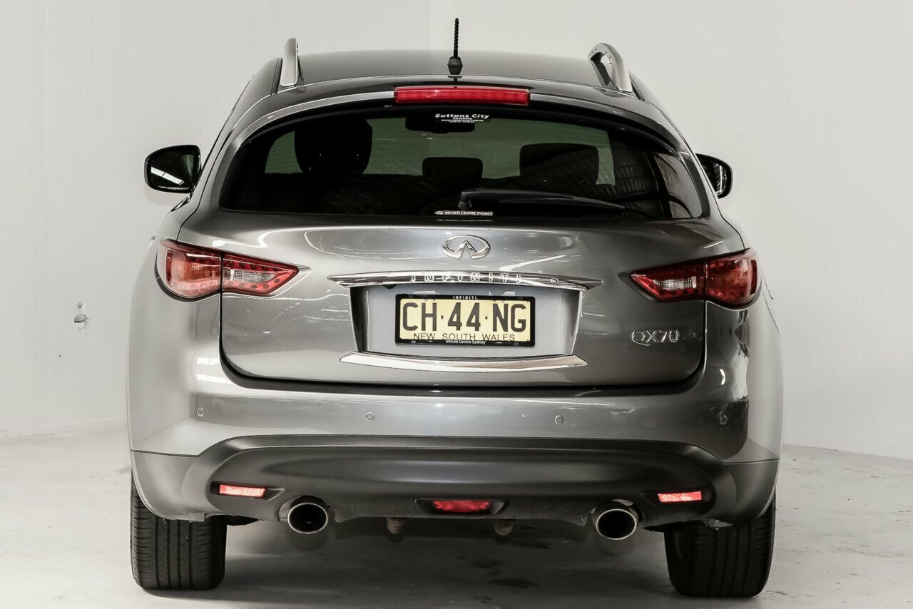 2017 Infiniti QX70 image