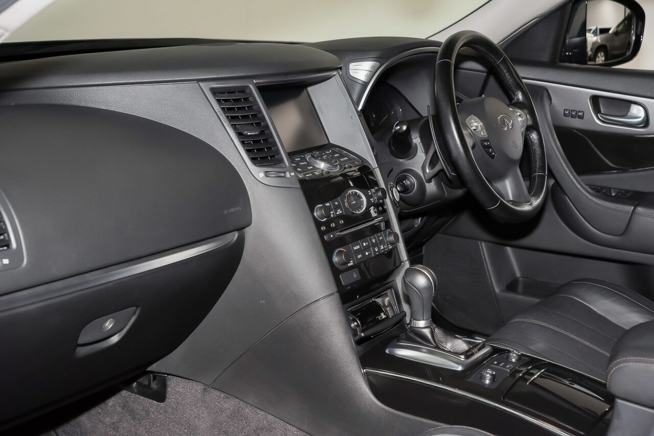 2017 Infiniti QX70 image