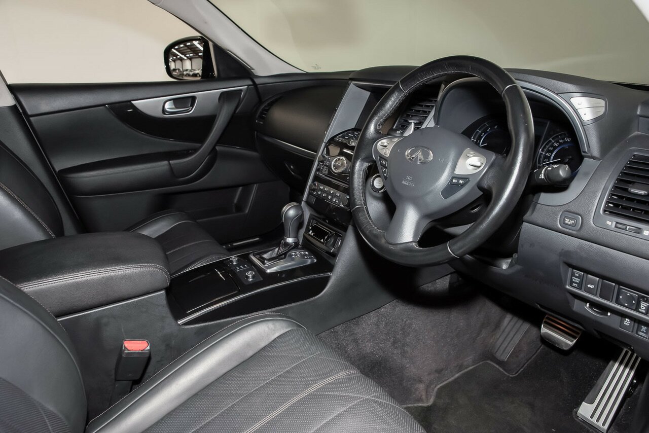 2017 Infiniti QX70 image