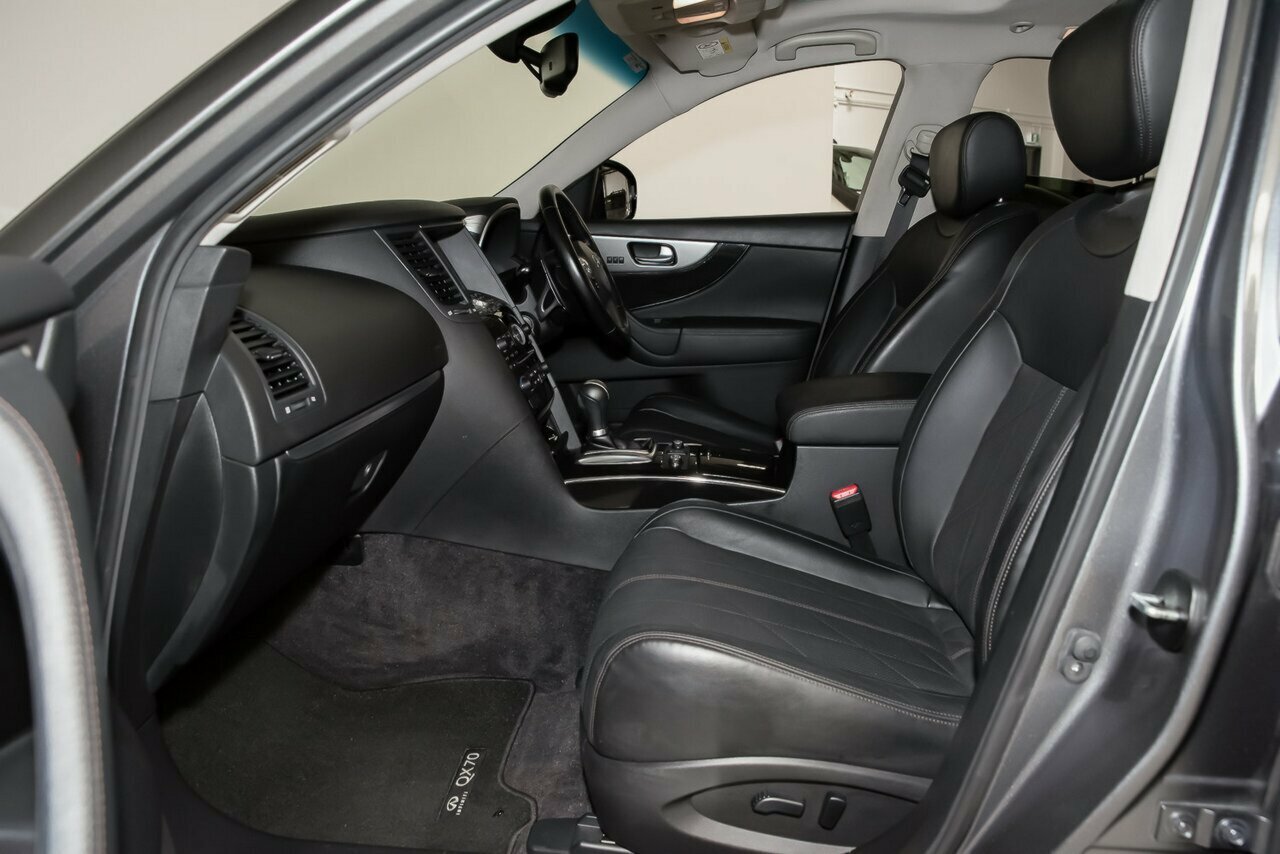 2017 Infiniti QX70 image