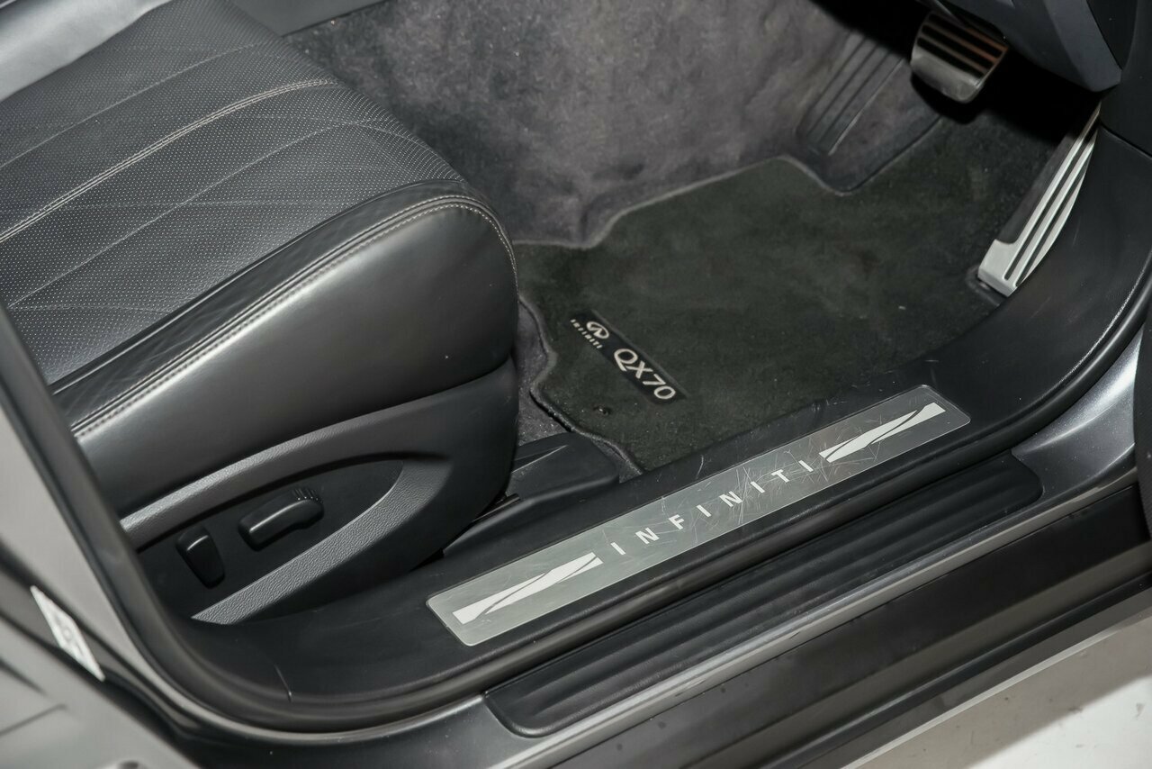2017 Infiniti QX70 image