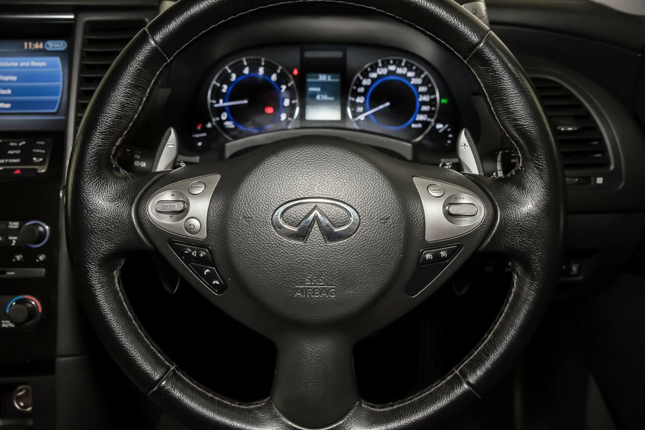 2017 Infiniti QX70 image