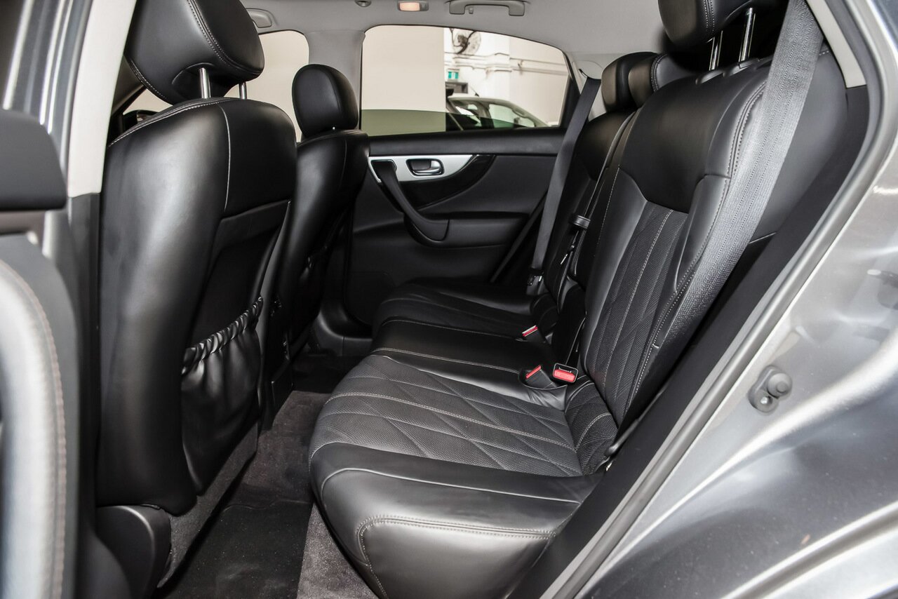 2017 Infiniti QX70 image