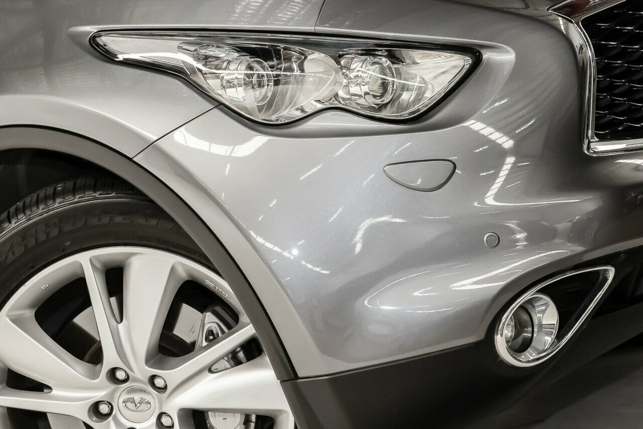 2017 Infiniti QX70 image